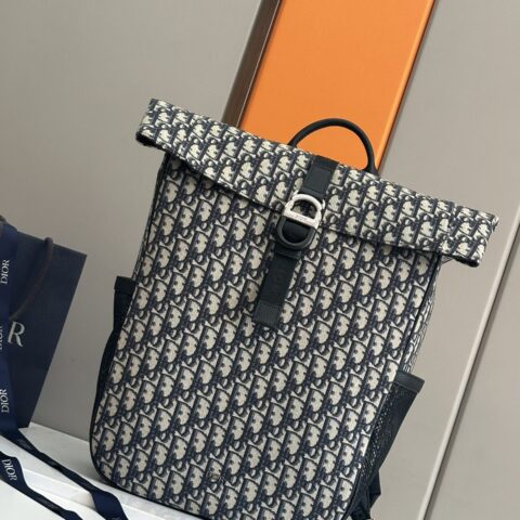 Dior 8 卷顶双肩背包是二零二五春季男装系列新品双肩包
