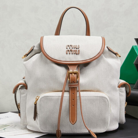 MIUMIU 新品学院风双肩包 5BZ042 白色