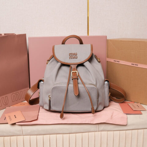 MIUMIU 新品学院风双肩包 5BZ042 灰色