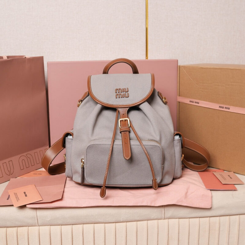 MIUMIU 新品学院风双肩包 5BZ042 灰色