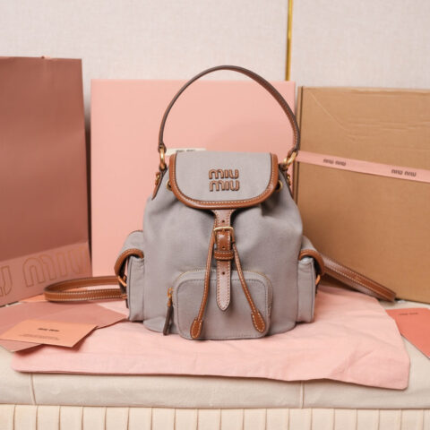MIUMIU 新品学院风双肩包 5BZ043 灰色