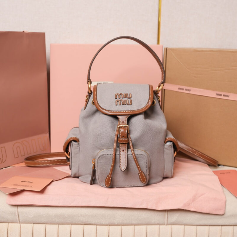 MIUMIU 新品学院风双肩包 5BZ043 灰色