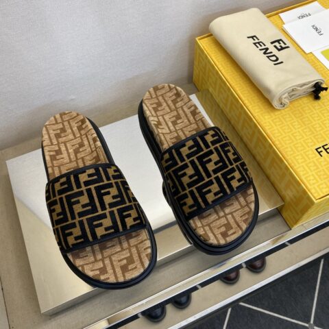 FENDI 男士拖鞋