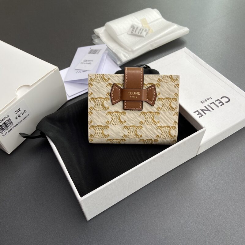 CELINE TRIOMPHE标志印花短款三折钱包 编号:10H262DB7.04LU 262白色/老花