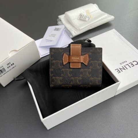 CELINE TRIOMPHE标志印花短款三折钱包 编号:10H262DB7.04LU 262黃褐/老花