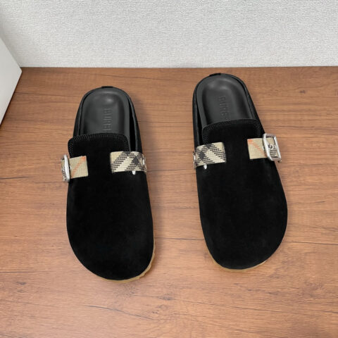 Burberry 新款男士格纹皮革 Urchin 半拖货号：60426 黑反绒