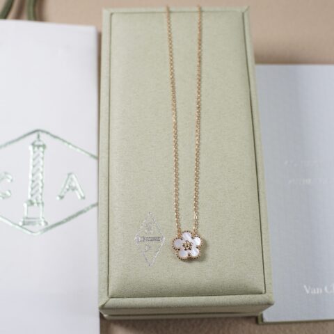 Van Cleef&Arpels lucky spring梅花项链