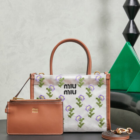 MIUMIU M家新款网面刺绣迷你托特 型号：5BA310干邑色