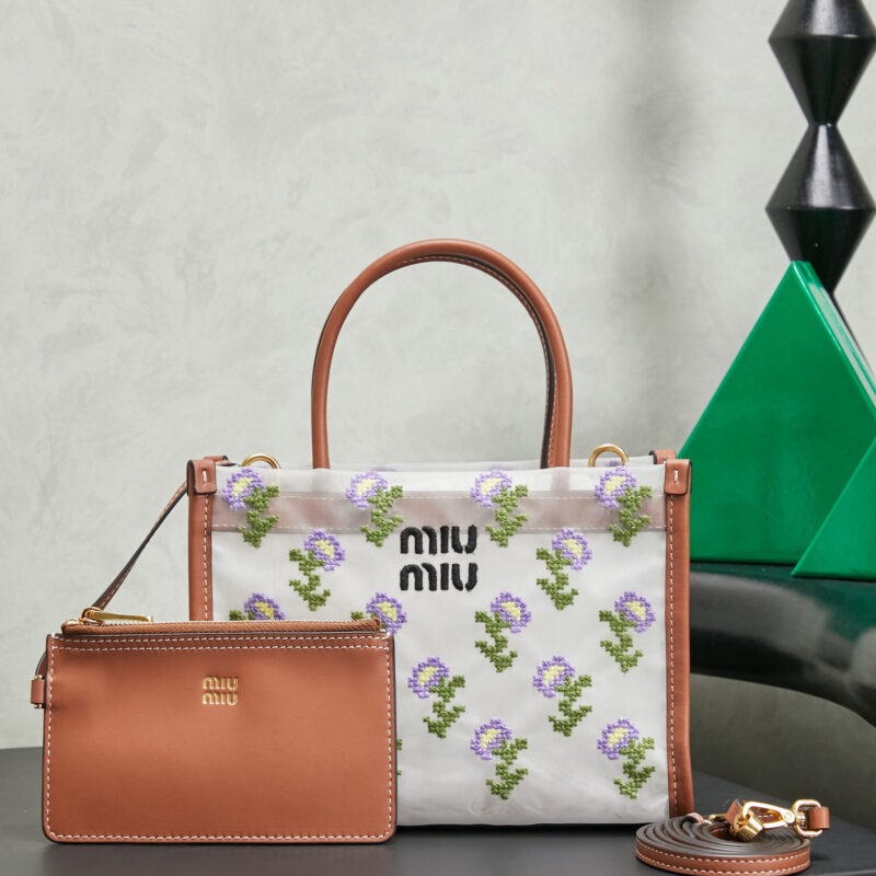 MIUMIU M家新款网面刺绣迷你托特 型号：5BA310干邑色