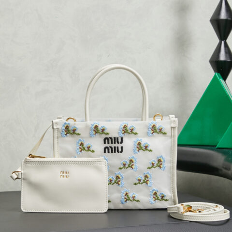 MIUMIU M家新款网面刺绣迷你托特 型号：5BA310白色