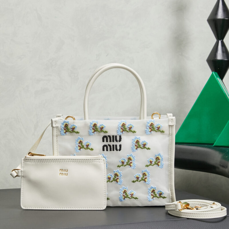MIUMIU M家新款网面刺绣迷你托特 型号：5BA310白色