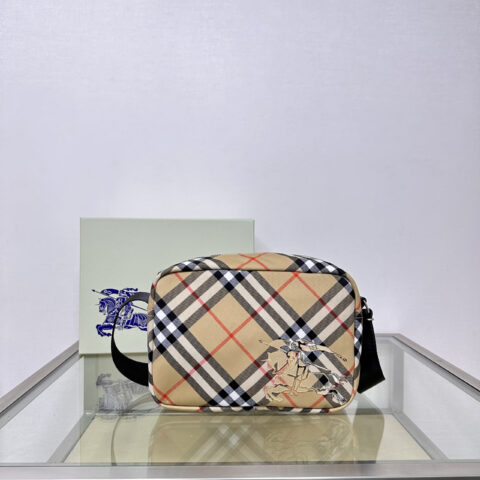 Burberry B家最新斜背包 型号3201