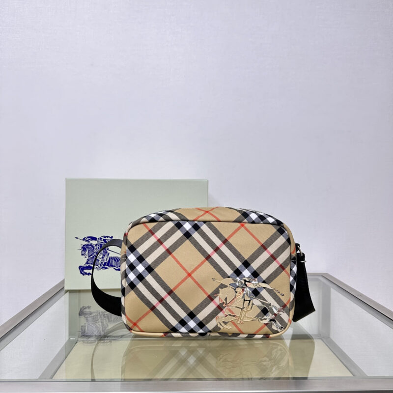 Burberry B家最新斜背包 型号3201