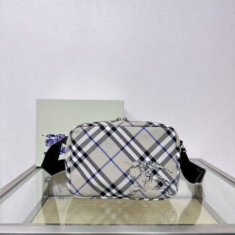 Burberry B家最新斜背包 型号3201