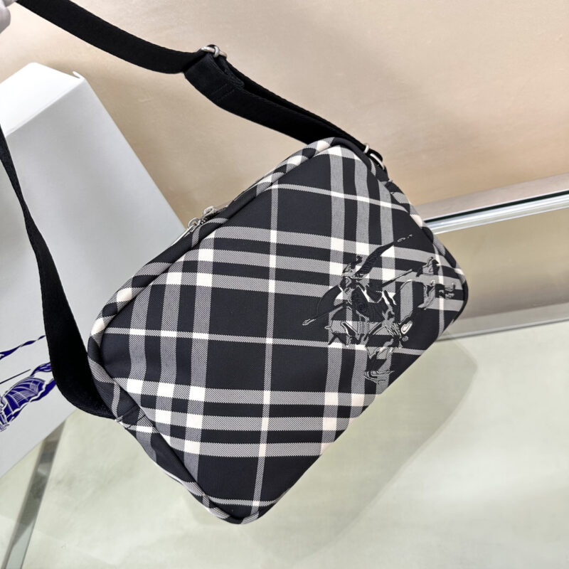 Burberry B家最新斜背包 型号3201