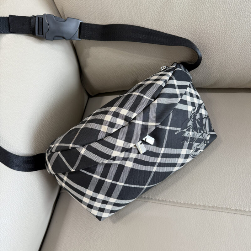 Burberry B家最新款腰包 型号7801 黑格子