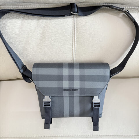Burberry B家新款版邮差包 型号2463