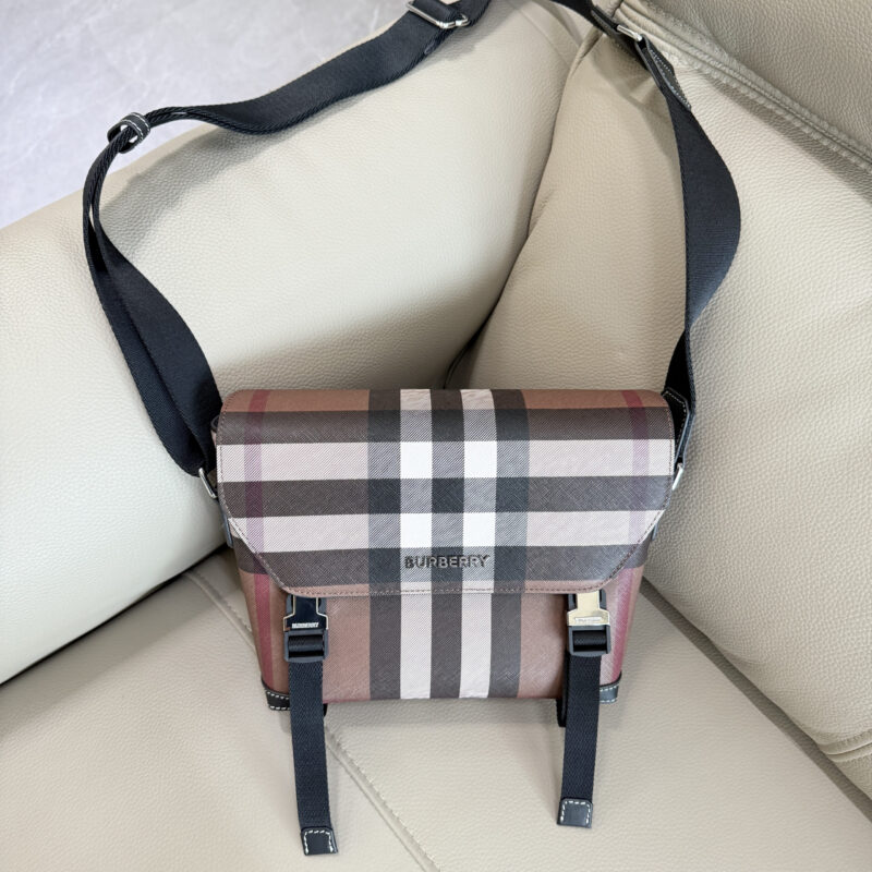 Burberry B家新款版邮差包 型号2463