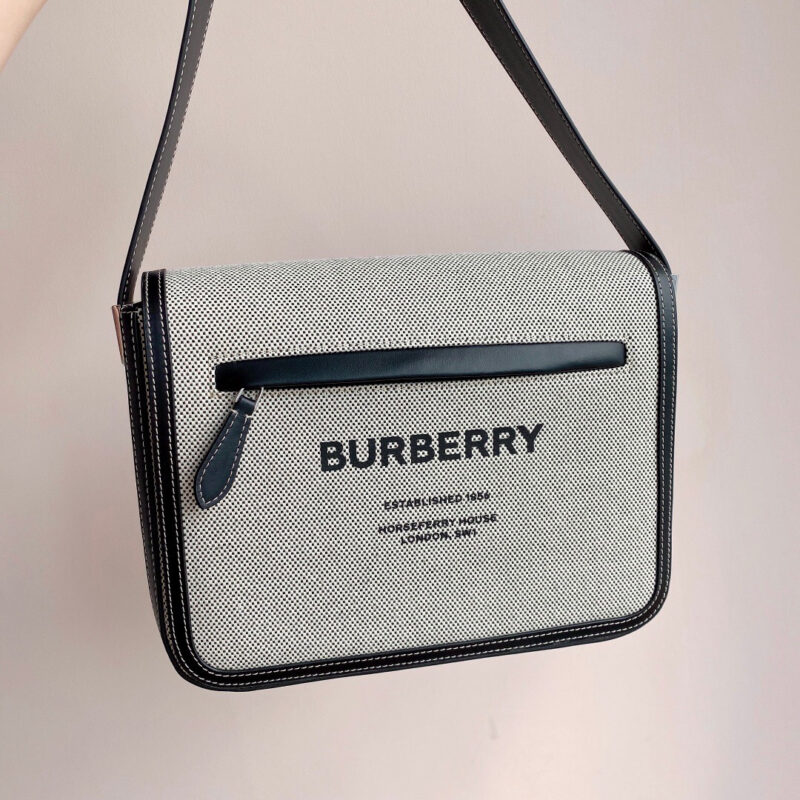 Burberry B家帆布拼皮信使包 型号0361