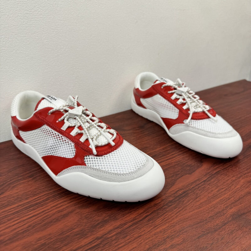 PRADA Prada Speedrock牛皮革和网眼运动鞋 货号：2EE468 白红