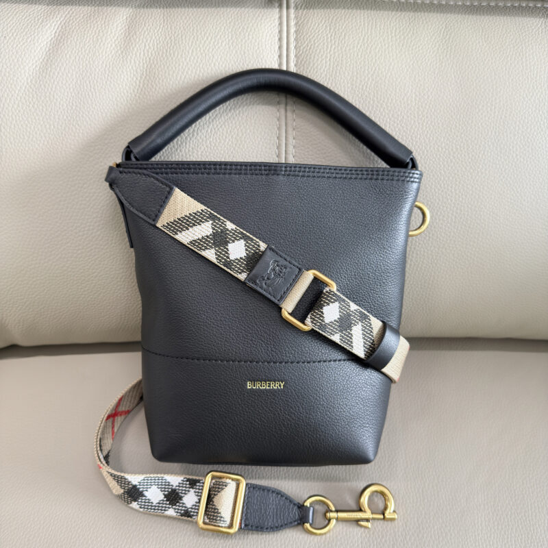 Burberry B家最新B字型卡扣水桶包 型号5941