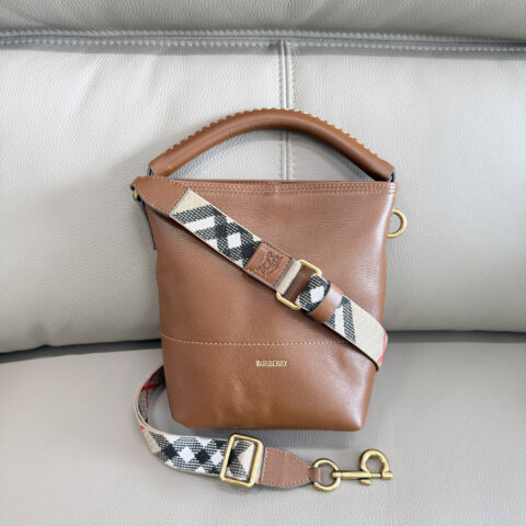 Burberry B家最新B字型卡扣水桶包 型号5941