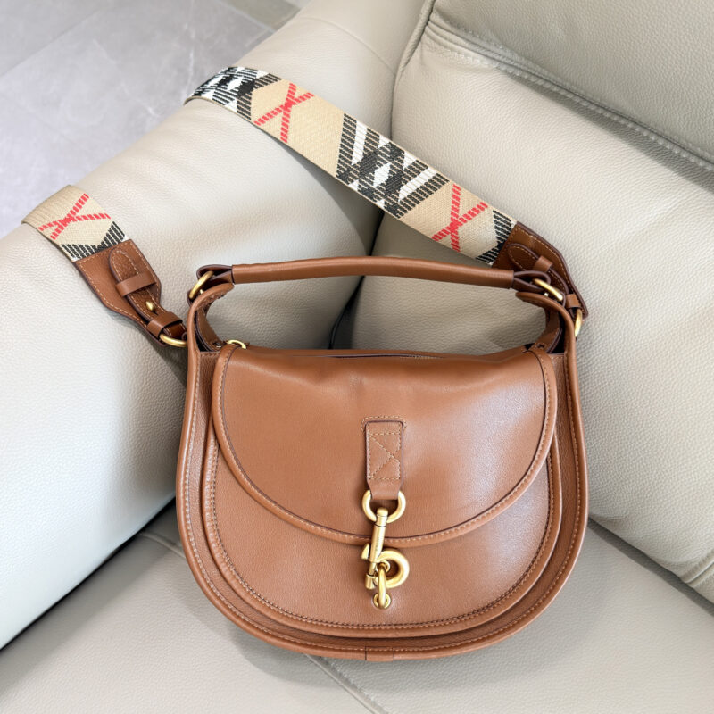 Burberry B字型卡扣信使包 型号1201