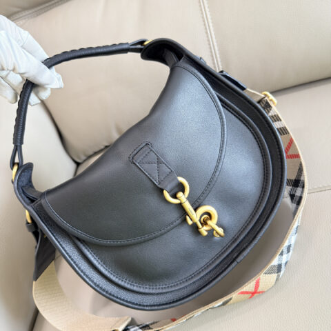Burberry B字型卡扣信使包  型号1201