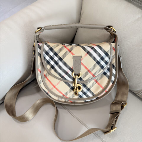 Burberry B家最新柔软立挺的信使包 型号1201