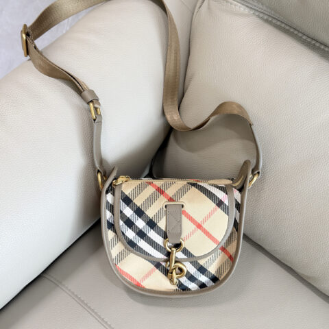 Burberry B字型卡扣信使包迷你 型号6931