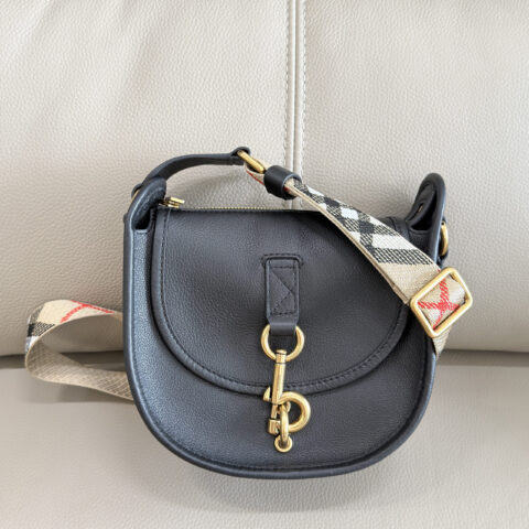 Burberry B字型卡扣信使包迷你 型号6931