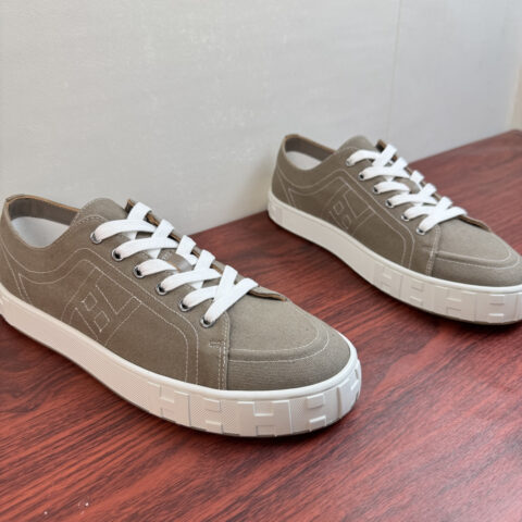 HERMES  Maxi系列低邦帆布鞋 货号：H261858 棕绿