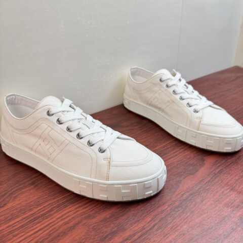 HERMES  Maxi系列低邦帆布鞋 货号：H261858 白色