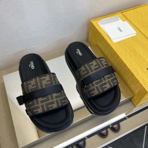 FENDI 男士拖鞋