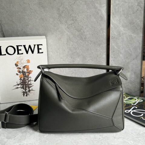 LOEWE 新款粒面卡其绿puzzle 0158