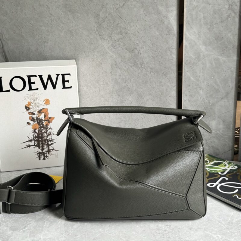 LOEWE 新款粒面卡其绿puzzle 0158