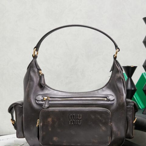 MIUMIU 新品🍒𝗣𝗼𝗰𝗸𝗲𝘁机车包 款号:5BC189复古