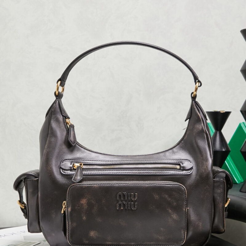 MIUMIU 新品🍒𝗣𝗼𝗰𝗸𝗲𝘁机车包 款号:5BC189复古