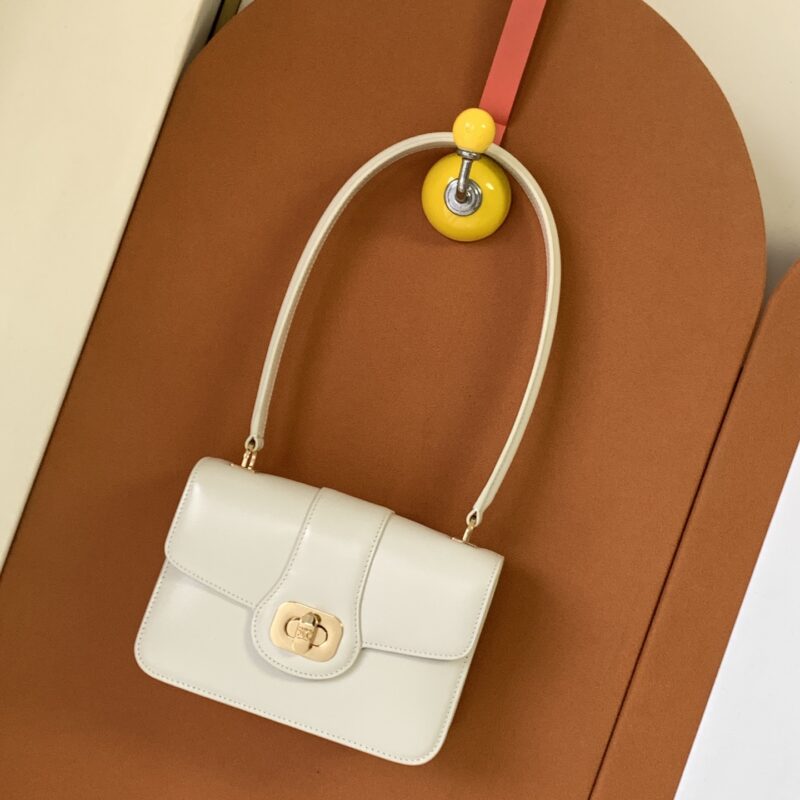 CELINE ce春日通勤新宠 款号：121423