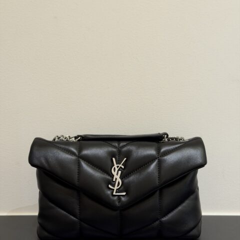 YSL 𝑳𝒐𝒖𝑳𝒐𝒖 𝒑𝒖𝒇𝒇𝒆𝒓 𝒎𝒊𝒏𝒊 𝟮𝟯𝒄𝒎 黑色银扣•双链条 型号：759337