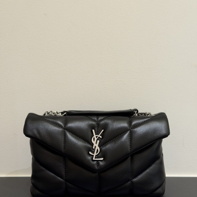 YSL 𝑳𝒐𝒖𝑳𝒐𝒖 𝒑𝒖𝒇𝒇𝒆𝒓 𝒎𝒊𝒏𝒊 𝟮𝟯𝒄𝒎 黑色银扣•双链条 型号：759337