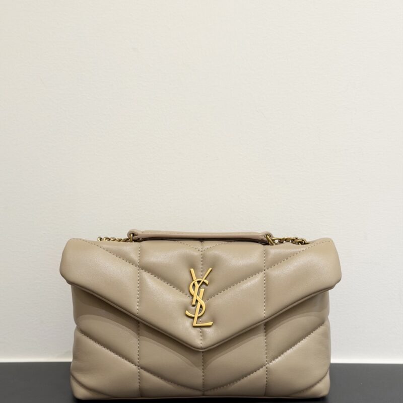 YSL 𝑳𝒐𝒖𝑳𝒐𝒖 𝒑𝒖𝒇𝒇𝒆𝒓 𝒎𝒊𝒏𝒊 𝟮𝟯𝒄𝒎 杏色金扣•双链条 型号：759337