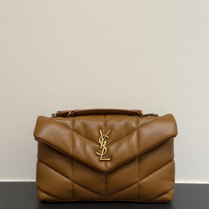 YSL 𝑳𝒐𝒖𝑳𝒐𝒖 𝒑𝒖𝒇𝒇𝒆𝒓 𝒎𝒊𝒏𝒊 𝟮𝟯𝒄𝒎 焦糖金扣•双链条 型号：759337