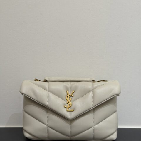 YSL 𝑳𝒐𝒖𝑳𝒐𝒖 𝒑𝒖𝒇𝒇𝒆𝒓 𝒎𝒊𝒏𝒊 𝟮𝟯𝒄𝒎 白色金扣•双链条 型号：759337