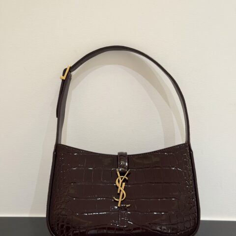 YSL 𝑳𝑬 5 𝐀̀ 7 亮面鳄鱼纹 型号:657228