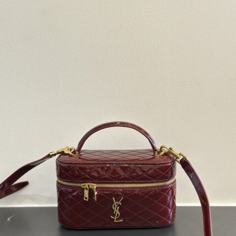 YSL 𝗚𝗔𝗕𝗬 𝗩𝗔𝗡𝗜𝗧𝗬迷你漆皮手拿包 型号：766731 酒红色