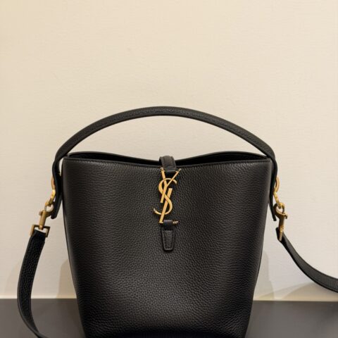YSL 𝐋𝐄 𝟯𝟳荔枝纹皮革_小号手袋 型号：749036 黑色金扣