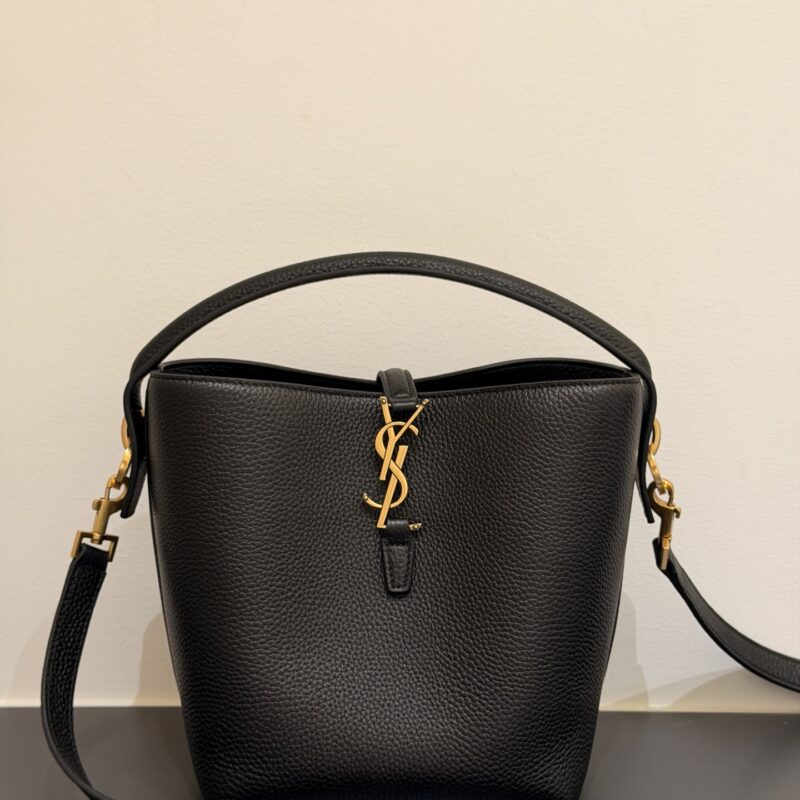 YSL 𝐋𝐄 𝟯𝟳荔枝纹皮革_小号手袋 型号：749036 黑色金扣