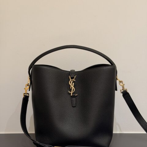 YSL 𝐋𝐄 𝟯𝟳荔枝纹皮革_大号手袋 型号：742828 黑色金扣