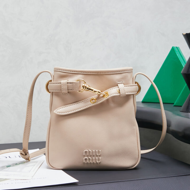 MIUMIU 新品迷你福袋小水桶包Aventure 5NR461奶茶杏